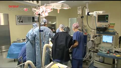 Attention, images de chirurgie ! Une incision de quelques millimètres suffit au chirurgien pour agir.