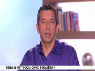 Michel Cymes et Benoît Thevenet expliquent les causes d'un petit poids de naissance.