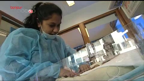 Reportage dans le service de néonatologie de l'hôpital Robert-Debré à Paris