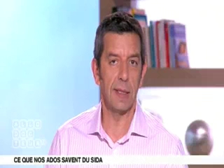 Benoît Thevenet et Michel Cymes expliquent le développement du sida.
