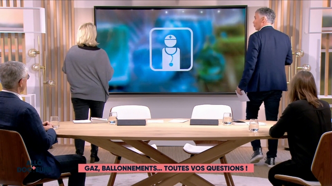 Marina Carrère d'Encausse et Régis Boxelé expliquent la formation des gaz.