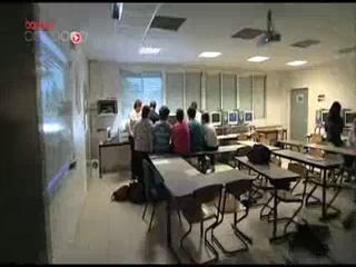 Pour lutter contre le harcèlement scolaire, la sensibilisation des jeunes et des enseignants est indispensable.