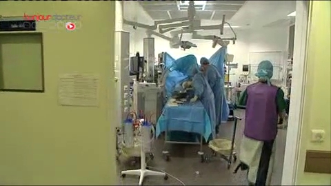Attention, images de chirurgie ! Durant l'intervention, sous anesthésie locale, le chirurgien introduit des stents qui vont maintenir les veines ouvertes.