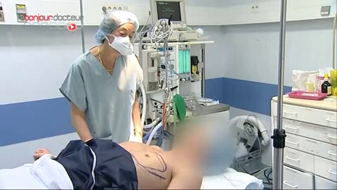 Attention, images de chirurgie ! L'opération consiste à placer une prothèse au niveau du muscle pectoral.
