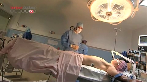 Attention, images de chirurgie ! La liposuccion permet d'extraire la graisse qui entoure la glande mammaire.