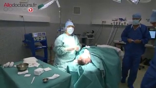 Attention, images de chirurgie ! Le lifting consiste à décoller et retendre la peau, puis à en enlever l'excédent