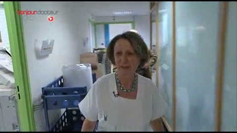 Maria-Héléna installe la sonde de son mari Joao, tous les soirs. Si aujourd'hui tout va bien, les débuts ont été difficiles.