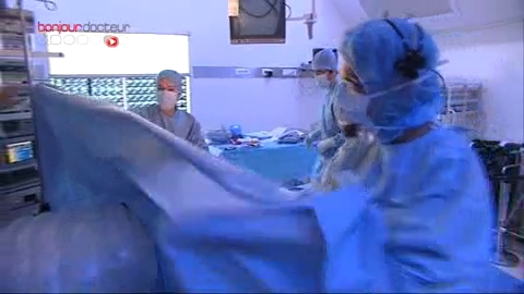 Attention, images de chirurgie ! L'ablation de la tumeur s'effectue sous coelioscopie.