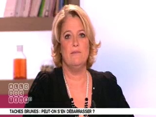 Marina Carrère d’Encausse et Michel Cymes expliquent l'apparition des taches brunes.