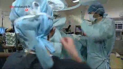 Attention, images de chirurgie ! L'opération de la thyroïde est une intervention délicate qui doit notamment préserver des tissus indispensables pour la parole.
