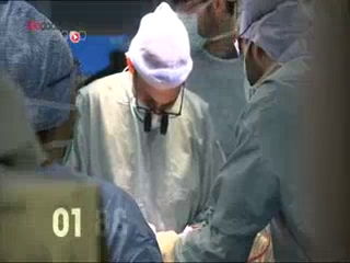 Attention images de chirurgie ! Le lambeau de peau est prélevé sur le bras avant d'être raccordé au système sanguin.