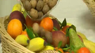 Chaque corbeille de fruits contient une dizaine de variétés de fruits frais, qui viennent essentiellement de producteurs locaux.