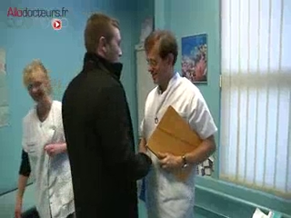 Lucas n'a pas encore de prothèse définitive car son moignon n'est pas stable. En attendant, il utilise des prothèses provisoires qu'il doit faire adapter régulièrement dans un centre d'appareillage.