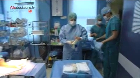 Attention images de chirurgie ! Le chirurgien intervient grâce à une incision d'à peine deux centimètres.