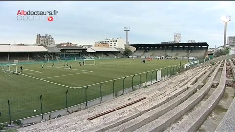 Au Red Star, club de football de Saint-Ouen, les éducateurs sportifs sensibilisent les jeunes joueurs au risque de crampes durant les entraînements.