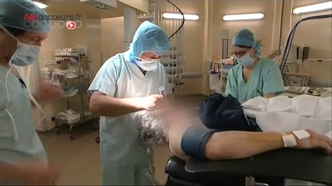 Attention, images de chirurgie ! La prothèse est posée comme une pièce d'un puzzle.