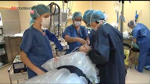 Attention images de chirurgie de l'une des étapes de la métamorphose d’un patient atteint de Goldenhar.