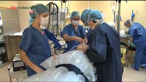 Attention images de chirurgie de l'une des étapes de la métamorphose d’un patient atteint de Goldenhar.