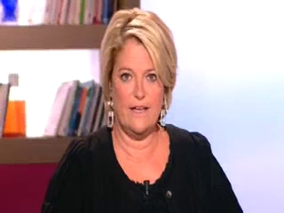 Marina Carrère d'Encausse et Benoît Thevenet présentent le suppositoire.