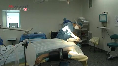 Attention il s'agit d'images de chirurgie.
