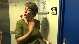 À l'établissement d'hébergement pour personnes âgées dépendantes "Le Fir" à Paris, les professionnels suivent une formation baptisée ''Humanitude''. (sujet du 7 décembre 2015)
