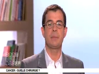 Benoît Thevenet et Michel Cymes expliquent la place de la chirurgie dans le traitement des cancers.