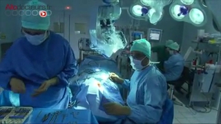 Quand les traitements de première intention ne fonctionnent pas et si les vertiges deviennent très invalidants, une chirurgie peut être proposée.