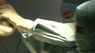 Attention images de chirurgie ! Les infections peuvent toucher les prothèses