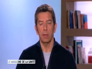 Marina Carrère d'Encausse et Michel Cymes expliquent l'action des virus.