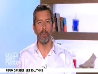 Benoît Thevenet et Michel Cymes expliquent la peau grasse.