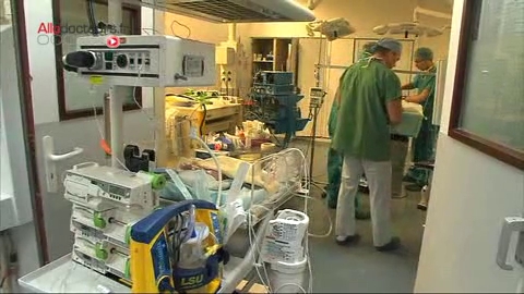 Attention, images de chirurgie ! Reconstruction des fesses du nouveau-né après l'ablation de la tumeur