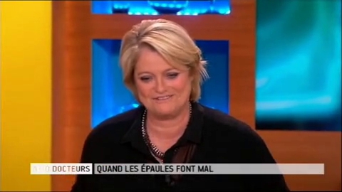 Comment soulager ses épaules au quotidien ? Démonstrations avec Yasmina Belghazi, kinésithérapeute.