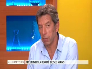 Marina Carrère d’Encausse et Michel Cymes expliquent le vieillissement des mains.