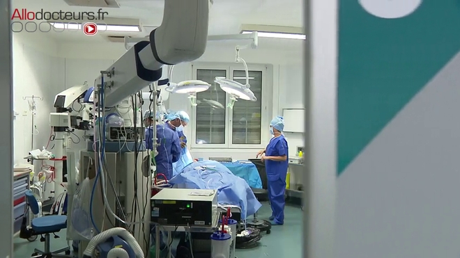 Attention images de chirurgie. Exérèse de la tumeur et reconstruction de la paupière