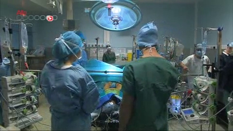 Attention images de chirurgie ! Le segment de l'artère malade est remplacé par une prothèse.