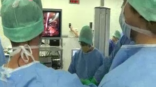 Attention, images d'intervention chirurgicale : greffe du rein sur la receveuse. Reportage vidéo du 17 décembre 2014.