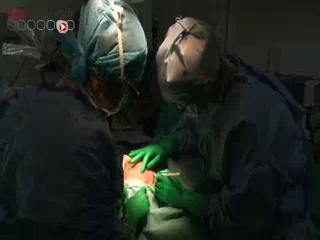 Attention images de chirurgie. Une double prothèse va rendre une mobilité normale et complète à l'articulation.