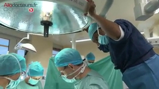 Attention images de chirurgie ! Lorsque le côlon et le rectum sont tapissés de polypes, pour prévenir tout risque de cancer, la seule solution c'est l'opération.