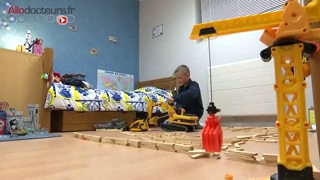 Léo, 8 ans et demi, utilise le dispositif depuis plusieurs semaines, et le résultat est encourageant.