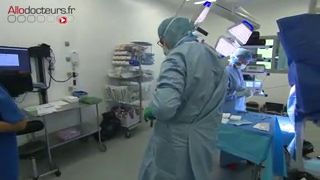 Attention images de chirurgie ! Les condylomes sont retirés un à un avec un bistouri électrique.