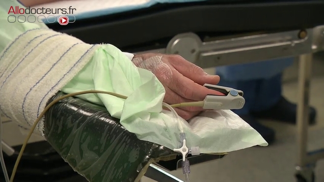 Attention, images de chirurgie ! L'intervention consiste à retirer la plaque fibreuse à l'origine de la courbure