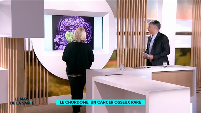 Marina Carrère d'Encausse et Régis Boxelé expliquent le chordome