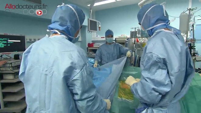 Attention, images de chirurgie ! L’intervention consiste à retirer le maximum de la tumeur dans des zones à haut risque