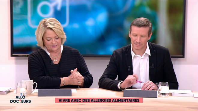 L’allergologue effectue un test cutané de réaction sur le bras du patient.