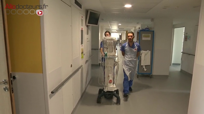 Inspection du diaphragme à l'aide d'un échographe.