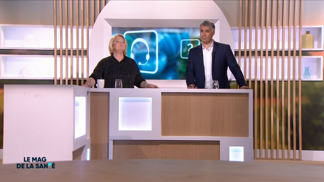 Marina Carrère d'Encausse et Régis Boxelé explique l'anatomie de la glande parotide.