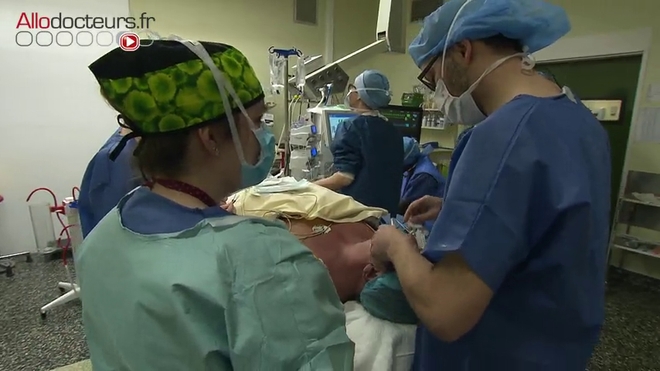 Incision pour dégager la glande parotide. Attention, images de chirurgie