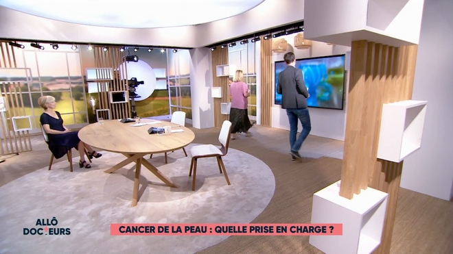 Marina Carrère d'Encausse et Philippe Charlier expliquent l'anatomie de la peau et la formation d'un mélanome.