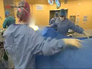 Attention, images de chirurgie ! La liposuccion permet d'extraire la graisse qui entoure la glande mammaire.
