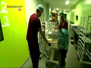 Attention, images de chirurgie : réintégration du foie dans l'abdomen.